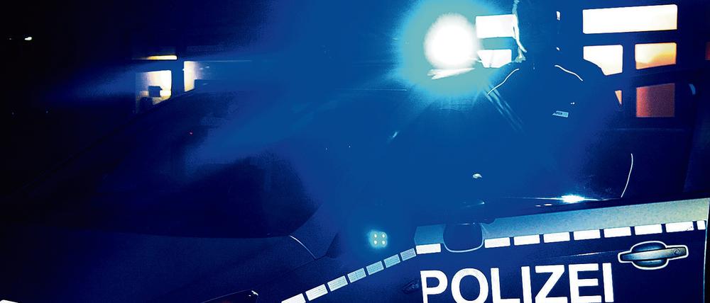 In Sangerhausen (Sachsen-Anhalt) sollen zwei pensionierte Polizisten eine Deutsche und einen Gambier rassistisch beleidigt haben.