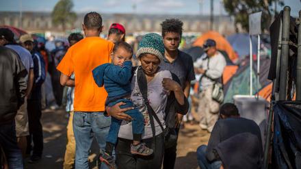 Migranten an der mexikanischen Grenze zu den USA. Die UN will die weltweite Migration neu regeln. Foto: Omar Martinez/dpa 