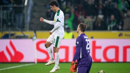 Grund für Luftsprünge hatte Lars Stindl am Sonntagabend - er trug mit einem Tor zum 4:1-Sieg von Borussia Mönchengladbach gegen Hannover 96 bei.