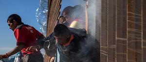 Gescheitert: Migranten auf die mexikanische Seite der Grenze zurück. 