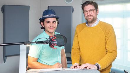 Im Studio: Ivar Leon Menger (re.), Autor und Regisseur des Hörspiels „Ghostbox“, bespricht mit Nico Sablik die nächste Szene.