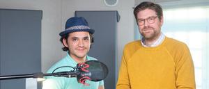 Im Studio: Ivar Leon Menger (re.), Autor und Regisseur des Hörspiels „Ghostbox“, bespricht mit Nico Sablik die nächste Szene.