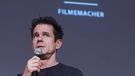 Filmregisseur Tom Tykwer bei der Pressekonferenz der Holzmarkt-Genossenschaft 