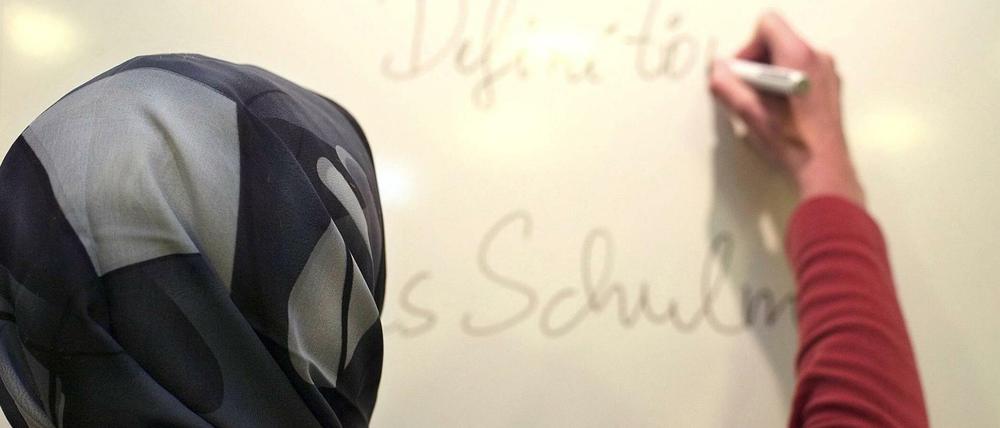 Lehrerin mit Kopftuch in einer deutschen Schule (gestelltes Foto). 
