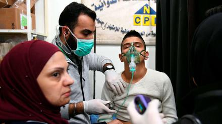 Ein syrischer Junge wird in einem Krankenhaus in Aleppo behandelt.