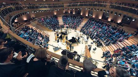 Musik verbindet. Seit 2016 bildet die Barenboim-Said-Akademie Stipendiaten aus dem Nahen Osten aus. Zur Akademie gehört der von Frank Gehry entworfene Pierre Boulez Saal.