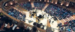 Musik verbindet. Seit 2016 bildet die Barenboim-Said-Akademie Stipendiaten aus dem Nahen Osten aus. Zur Akademie gehört der von Frank Gehry entworfene Pierre Boulez Saal.