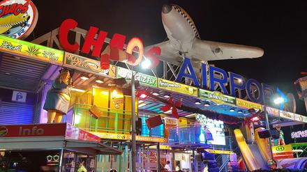 Der Blick vom Glühweinstand auf das Laufhaus "Chaos Air Port".
