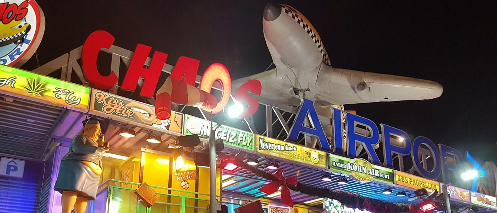 Der Blick vom Glühweinstand auf das Laufhaus "Chaos Air Port".