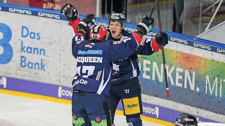 Komm in meine Arme. Jonas Müller (r.) jubelt mit Jamie MacQueen über seinen Treffer zum 1:0 gegen Straubing.