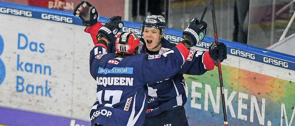 Komm in meine Arme. Jonas Müller (r.) jubelt mit Jamie MacQueen über seinen Treffer zum 1:0 gegen Straubing.