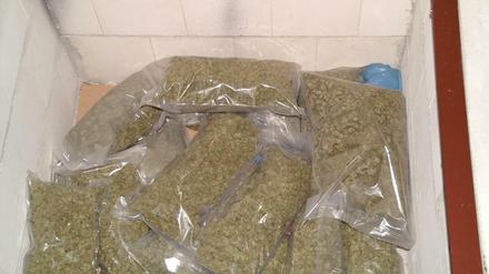 Diese Cannabis-Pakete hat die Polizei in Brandenburg gefunden. 