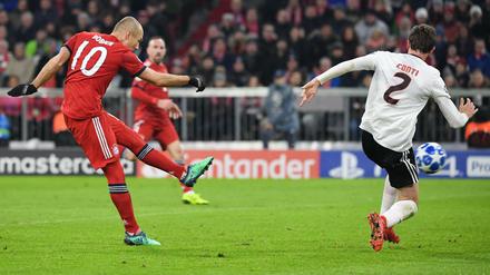 Ein Schuss, ein Tor, der Robben. Bayerns Nummer 10 zieht ab und trifft zum 2:0.