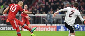Ein Schuss, ein Tor, der Robben. Bayerns Nummer 10 zieht ab und trifft zum 2:0.