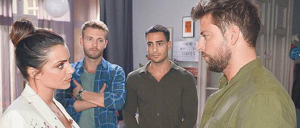 Streit in der WG. „Gute Zeiten, schlechte Zeiten“ auf RTL (19 Uhr 40) ist mit über 6600 Folgen ein Dauerbrenner unter den Daily Soaps (hier mit Anne Menden, Niklas Osterloh, Timur Ülker, Felix von Jascheroff, v. l.). Auch für diese Serie werden Autoren gesucht.