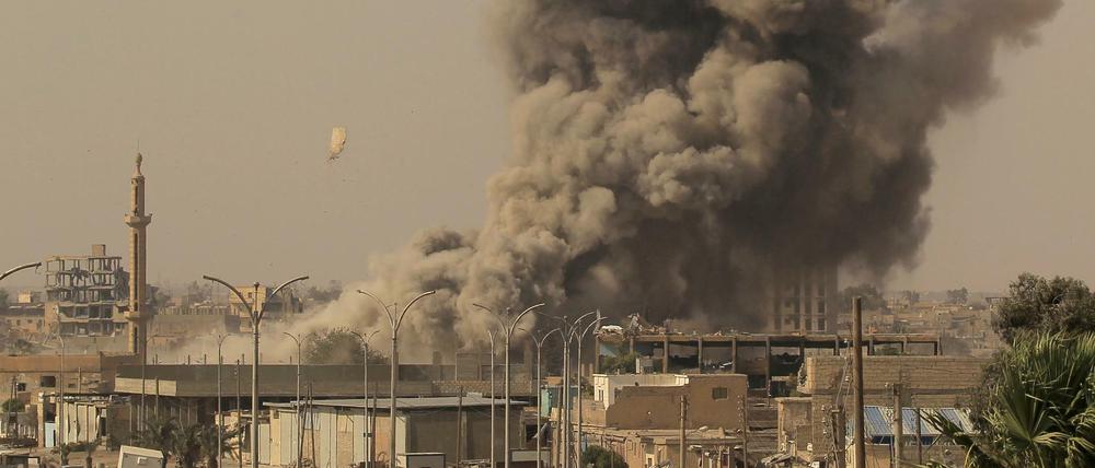 Die Syrischen Demokratischen Kräfte (SDF) hatten Ende Oktober 2017 den IS aus Rakka vertrieben.