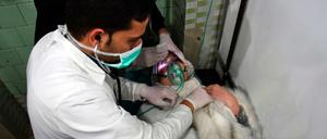 Eine syrische Frau wird in einem Krankenhaus in Aleppo behandelt.