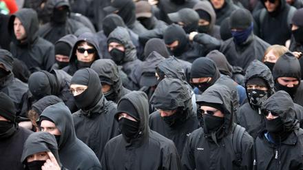Teilnehmer der "Revolutionären 1. Mai-Demonstration" protestieren in Berlin.
