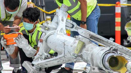 Nach dem Absturz untersuchen Ermittler Teile der Lion-Air-Maschine. 