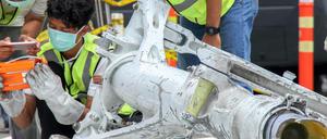 Nach dem Absturz untersuchen Ermittler Teile der Lion-Air-Maschine.