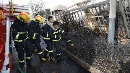 Feuerwehrleute arbeiten am Unglückort in der Nähe von Hebei Shenghua Chemical Industry Co. Ltd.