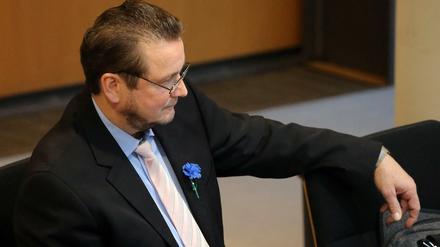 Mit einer blauen Kornblume am Revers verfolgt Andreas Wild (AfD), fraktionslos, die Fragestunde im Abgeordnetenhaus.