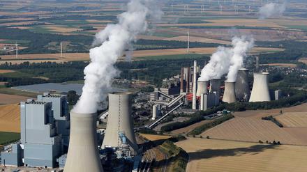Das RWE-Braunkohlekraftwerk Neurath I und II in Grevenbroich-Neurath.