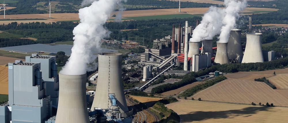 Das RWE-Braunkohlekraftwerk Neurath I und II in Grevenbroich-Neurath.