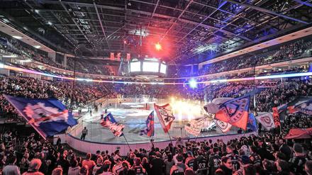 Gegen Straubing war es luftig in der Halle, nur 7610 Zuschauer kamen - so wenig wie noch nie zuvor bei einem DEL-Heimspiel der Eisbären.