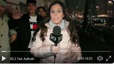 Ausschnitt des Videos, kurz bevor die Jugendlichen die israelische Journalistin angreifen.