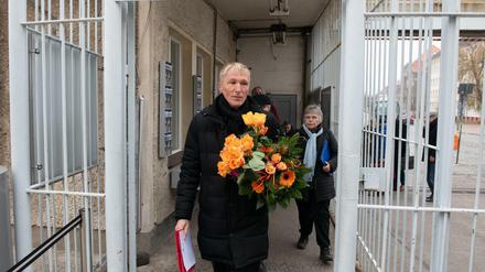 Hubertus Knabe,kommt zur Gedenkstätte und will dort seine Arbeit aufnehmen.