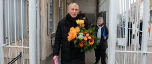 Hubertus Knabe,kommt zur Gedenkstätte und will dort seine Arbeit aufnehmen.