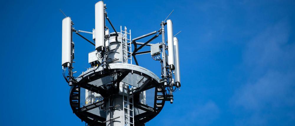 Ein Mast mit verschiedenen Antennen von Mobilfunkanbietern.