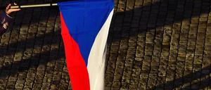 Eine tschechische Flagge in Prag 