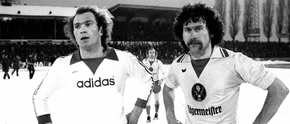 Uli Hoeneß im Trikot der Bayern, Paul Breitner (r.) als Spieler von Eintracht Braunschweig. Das war in der Saison 1977/78. 