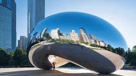 Gut poliert. In Anish Kapoors „Cloud Gate“, der vielleicht bekanntesten Attraktion in Chicago, spiegelt sich die Skyline der Stadt. 