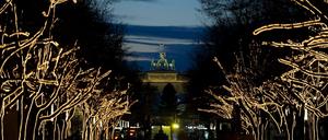 Die Weihnachtsbeleuchtung Unter den Linden ist normalerweise dezent weiß-gelb (Archivbild). 