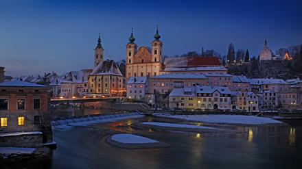 Ganz schönes Viertel. Salzburg am Ufer der Salzach an einem Winterabend.