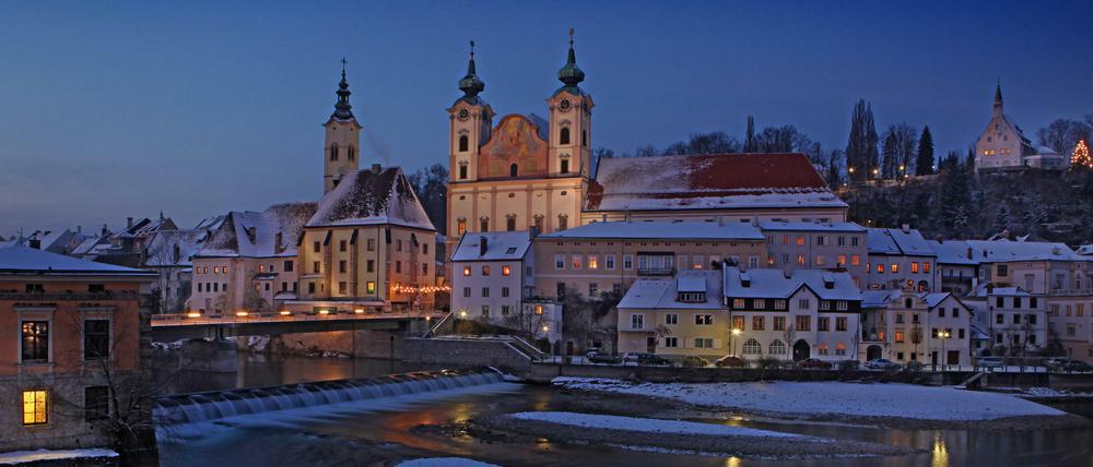 Ganz schönes Viertel. Salzburg am Ufer der Salzach an einem Winterabend.