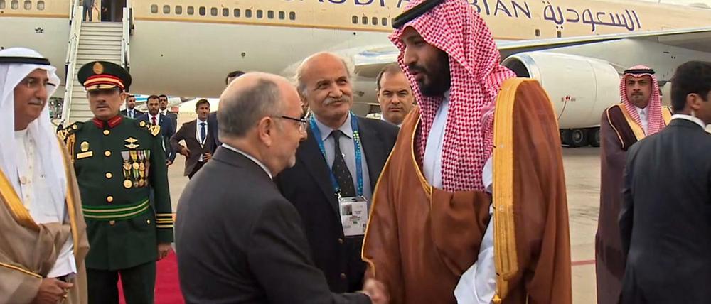 Gelandet. Der saudische Prinz ist als erster Teilnehmer des G-20-Treffens in Buenos Aires eingetroffen. Er wurde vom argentinischen Außenminister Jorge Marcelo Faurie begrüßt.