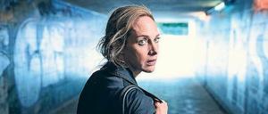 Unsichtbare Blicke. Nach dem Erhalt der mysteriösen Nachrichten ihres unbekannten Stalkers fühlt sich Eva Kormann (Sophie von Kessel) verfolgt. 