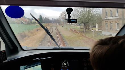 Der erste Personenzug nach zwölf Jahren rollt durch Ringenwalde. Ab 9. Dezember halten hier wieder Züge.