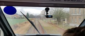 Der erste Personenzug nach zwölf Jahren rollt durch Ringenwalde. Ab 9. Dezember halten hier wieder Züge.