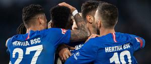 Jubel in blau-weiß. Die Hertha-Spieler feiern ihren Torschützen Jordan Torunarigha.