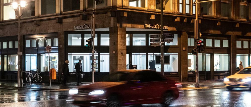 Das Geldinstitut an der Friedrichstraße/Leipziger Straße wurde am Nachmittag von bislang unbekannten Tätern überfallen.