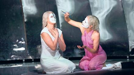 Tauschen die Rollen. Corinna Harfouch (l.) und Karin Lithman.