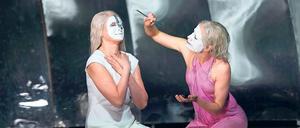 Tauschen die Rollen. Corinna Harfouch (l.) und Karin Lithman.