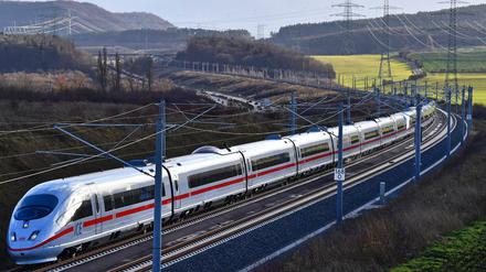Ein ICE fährt über die ICE-Neubaustrecke München - Berlin.