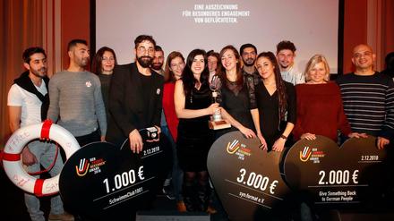 Im Einsatz für Berlin. Gruppenfoto mit den drei Siegern der „Farbe bekennen“-Awards, die am Sonntagabend im Roten Rathaus verliehen wurden. 