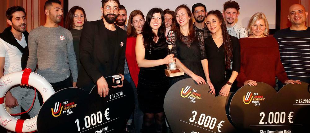 Im Einsatz für Berlin. Gruppenfoto mit den drei Siegern der „Farbe bekennen“-Awards, die am Sonntagabend im Roten Rathaus verliehen wurden. 